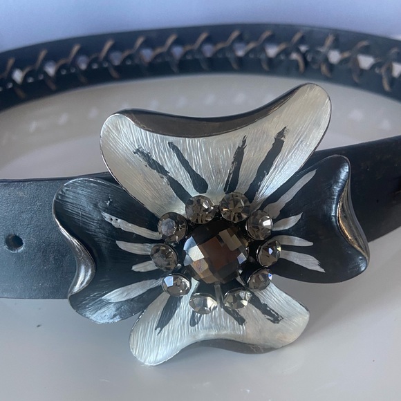 Vintage Black Woven Leather Floral Buckle Belt - Picture 3 of 7